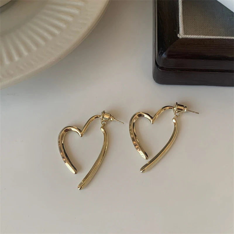 Fashion Personality Love Earrings for Women Niche Design Sense Girl Golden Earrings Simple Jewelry Gift Silvery