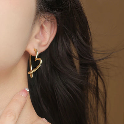 Fashion Personality Love Earrings for Women Niche Design Sense Girl Golden Earrings Simple Jewelry Gift Silvery